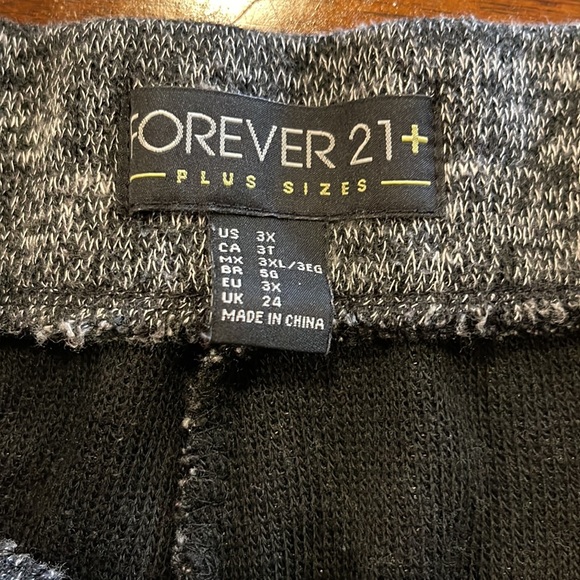 BOGO FREE Forever 21 + Plus Size Shorts with pockets - Picture 2 of 6